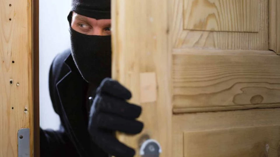 Έτσι «μαρκάρουν» οι διαρρήκτες τα άδεια σπίτια – Τι πρέπει να προσέχετε